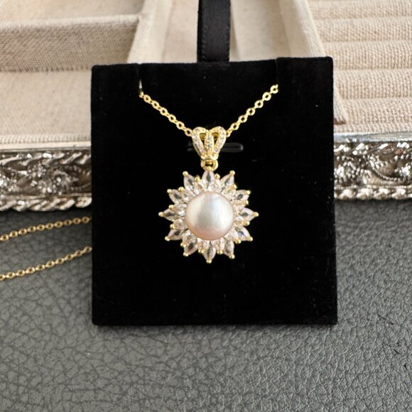 Elegant Gold Pearl Necklace - Picture 5 of 9